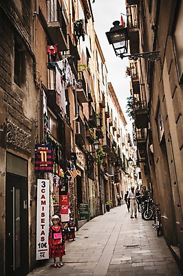 포토 JPG 주간 해외풍경 계절 유럽 여행 거리 풍경 여러명 야외 건물 여름 여름풍경 보행자 스페인 골목길 바르셀로나 카탈루냐 국내포토 자연요소 해외 건축물 나라 길 다수 사람 파일형식 여름_계절