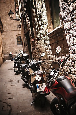 포토 JPG 주간 해외풍경 계절 유럽 여행 거리 풍경 사람없음 야외 건물 여름 여름풍경 오토바이 스페인 골목길 바르셀로나 카탈루냐 국내포토 자연요소 해외 건축물 나라 길 바이크 파일형식 여름_계절