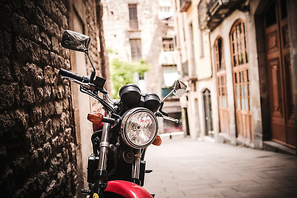 포토 JPG 주간 해외풍경 계절 유럽 여행 거리 풍경 사람없음 야외 건물 아웃포커스 여름 여름풍경 오토바이 스페인 골목길 바르셀로나 카탈루냐 국내포토 자연요소 해외 건축물 나라 길 촬영기법 바이크 파일형식 여름_계절