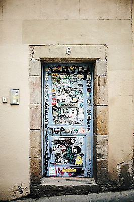 포토 JPG 주간 해외풍경 계절 유럽 여행 풍경 사람없음 야외 건물 여름 문 여름풍경 스페인 그래피티 바르셀로나 카탈루냐 국내포토 자연요소 해외 건축물 나라 낙서 그림 파일형식 여름_계절