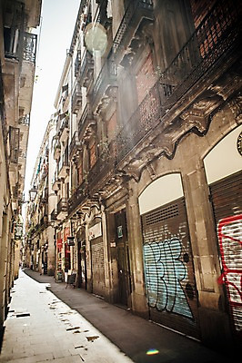 포토 JPG 주간 해외풍경 계절 유럽 여행 거리 풍경 사람없음 야외 건물 여름 여름풍경 스페인 골목길 그래피티 바르셀로나 카탈루냐 국내포토 자연요소 해외 건축물 나라 길 낙서 그림 파일형식 여름_계절