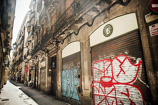 포토 JPG 주간 해외풍경 계절 유럽 여행 거리 풍경 사람없음 야외 건물 여름 여름풍경 스페인 골목길 그래피티 바르셀로나 카탈루냐 국내포토 자연요소 해외 건축물 나라 길 낙서 그림 파일형식 여름_계절