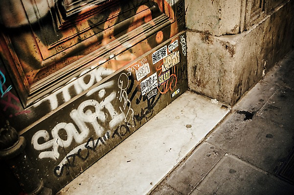 포토 JPG 주간 해외풍경 계절 유럽 여행 바닥 풍경 사람없음 야외 건물 여름 문 여름풍경 스페인 그래피티 바르셀로나 카탈루냐 국내포토 자연요소 해외 건축물 나라 낙서 그림 파일형식 여름_계절