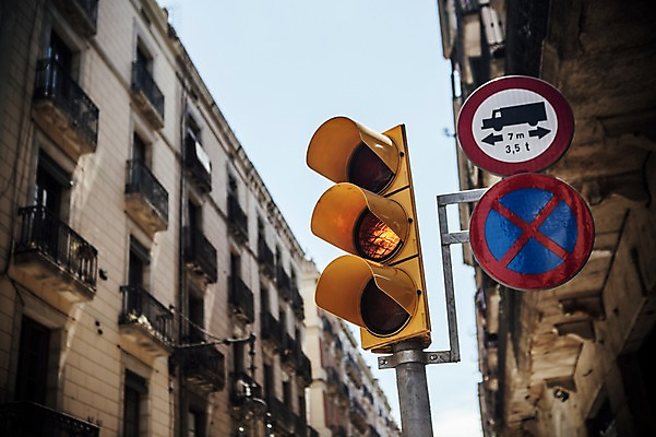 포토 JPG 주간 해외풍경 계절 유럽 여행 풍경 사람없음 야외 건물 아웃포커스 여름 여름풍경 스페인 신호등 도로표지판 바르셀로나 카탈루냐 국내포토 자연요소 해외 건축물 나라 도로 촬영기법 표지판 파일형식 여름_계절