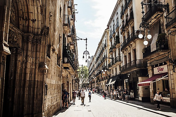 포토 JPG 주간 해외풍경 계절 유럽 여행 거리 풍경 여러명 야외 건물 여름 여름풍경 보행자 스페인 바르셀로나 카탈루냐 국내포토 자연요소 해외 건축물 나라 다수 사람 파일형식 여름_계절