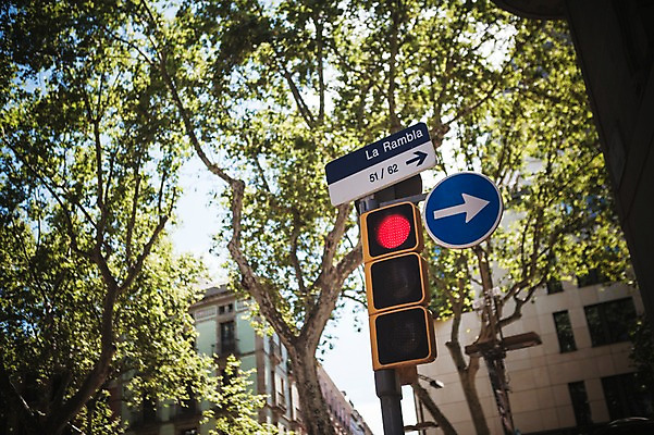 포토 JPG 주간 해외풍경 계절 유럽 여행 풍경 사람없음 야외 여름 여름풍경 표지판 스페인 신호등 바르셀로나 카탈루냐 국내포토 자연요소 해외 나라 알림판 파일형식 여름_계절