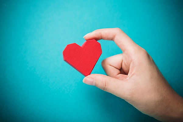 포토 JPG 손 기념일 종이 백그라운드 사랑 신체부위 빨간색 하트 페이퍼아트 오브젝트 국내포토 모양 감정 컬러 사람 이벤트 파일형식