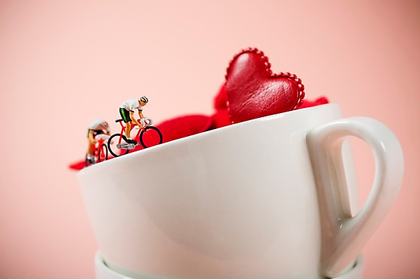 포토 JPG 기념일 백그라운드 사랑 사람없음 자전거 미니어처 머그컵 하트 오브젝트 사이클링 국내포토 모양 감정 이벤트 컵 모형 바이크 육상스포츠 파일형식