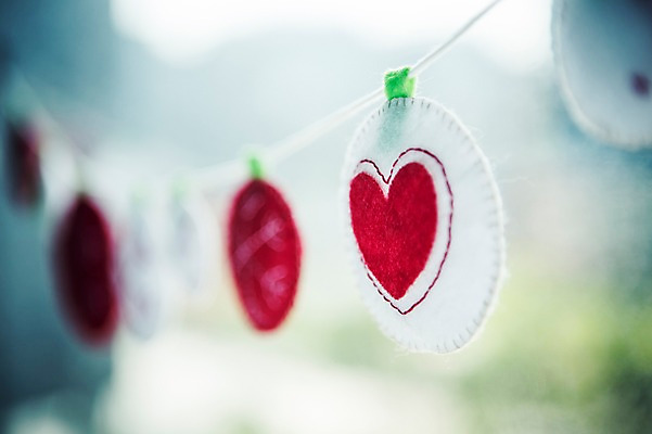 포토 JPG 기념일 줄 백그라운드 사랑 사람없음 아웃포커스 하트 바느질 창가 오브젝트 국내포토 모양 감정 창문 촬영기법 이벤트 파일형식