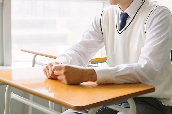 포토 1 옷 교육 가구 모션 고등학생 사람 내부 시험 파일형식 앉기 수험생 실내 학교 책상 JPG 학생 남자 교복 청소년 한명 수능 국내포토