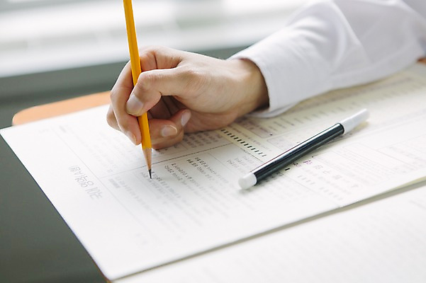 포토 1 옷 고등학생 학용품 사람 신체부위 필기구 시험 사인펜 답안지 파일형식 OMR카드 문제풀이 컴퓨터용사인펜 연필 시험지 JPG 학생 손 남자 교복 청소년 한명 수능 수험생 국내포토