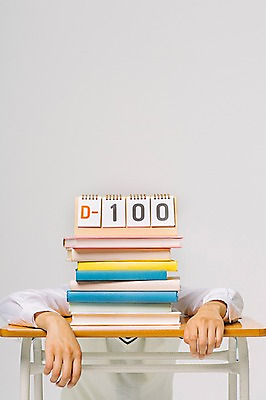 포토 JPG 학생 남자 교복 청소년 한명 책 쌓기 수능 책상 수험생 D-100 디데이 국내포토 1 옷 가구 모션 고등학생 사람 시험 파일형식