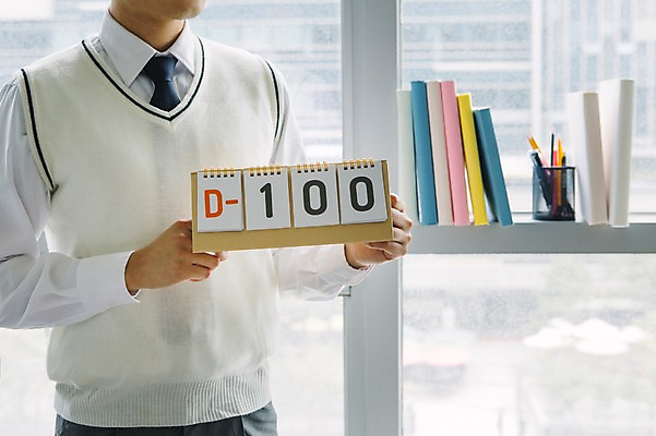 포토 JPG 학생 남자 교복 청소년 실내 한명 들기 상반신 책 수능 창가 연필꽂이 수험생 D-100 디데이 국내포토 1 옷 창문 모션 고등학생 문구용품 사람 내부 시험 파일형식