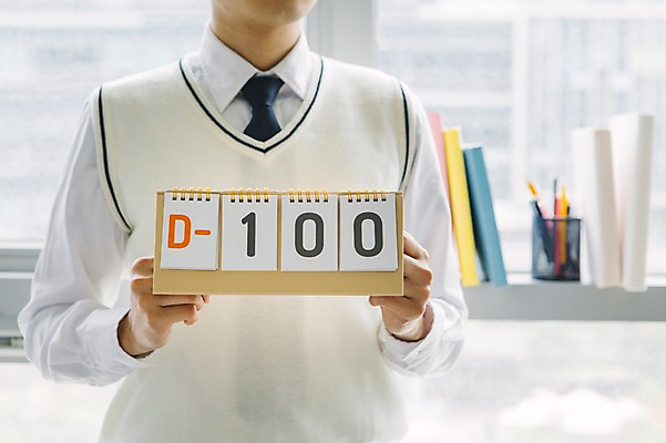 포토 JPG 학생 남자 교복 청소년 실내 한명 들기 상반신 책 수능 창가 연필꽂이 수험생 D-100 디데이 국내포토 1 옷 창문 모션 고등학생 문구용품 사람 내부 시험 파일형식