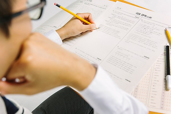 포토 JPG 학생 남자 교복 청소년 한명 연필 턱괴기 수능 수험생 시험지 컴퓨터용사인펜 국내포토 1 옷 모션 고등학생 학용품 사람 필기구 시험 사인펜 파일형식