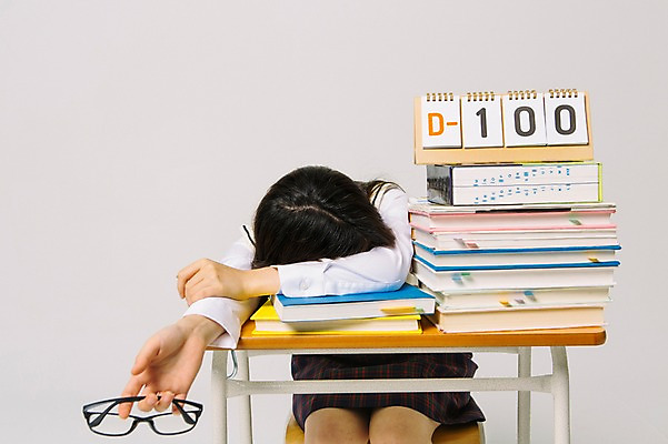 포토 JPG 학생 여자 교복 안경 엎드리기 청소년 한명 책 수능 책상 수험생 D-100 디데이 국내포토 1 잡화 옷 가구 모션 고등학생 사람 시험 파일형식