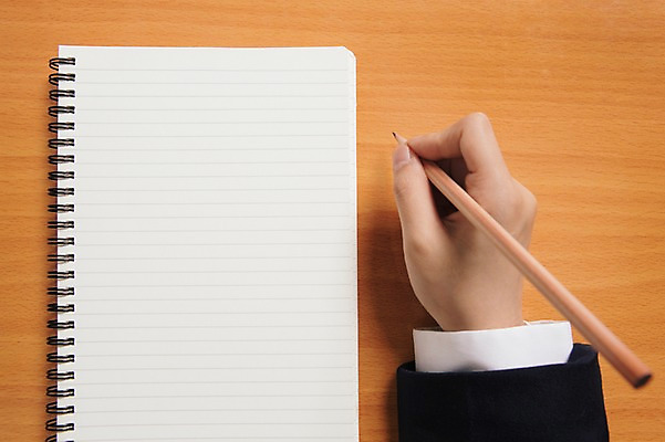 포토 JPG 손 프레임 한명 신체부위 연필 공책 수능 책상 국내포토 1 가구 문구용품 학용품 사람 필기구 시험 파일형식