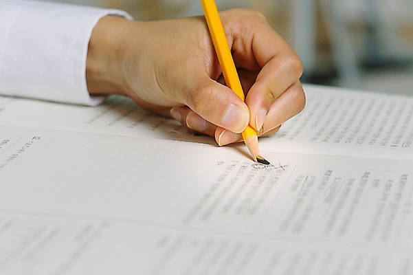 포토 JPG 손 한명 신체부위 연필 손상 수능 시험 시험지 문제풀이 국내포토 1 교육 컨셉 학용품 사람 필기구 파일형식