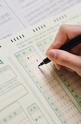 포토 1 뷰포인트 사람 신체부위 시험 사인펜 답안지 파일형식 한명 마킹 OMR카드 시험지 컴퓨터용사인펜 근접촬영 JPG 손 수능 국내포토