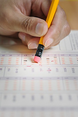 포토 JPG 손 한명 신체부위 연필 수능 지우개연필 답안지 OMR카드 국내포토 1 학용품 사람 필기구 시험 파일형식