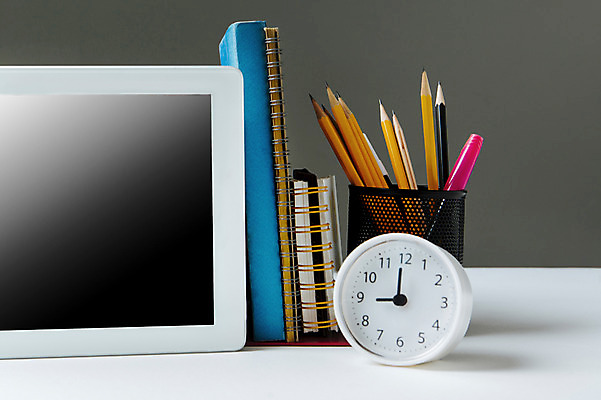 포토 JPG 백그라운드 사람없음 책 태블릿 연필 공책 수능 자명종 연필꽂이 국내포토 시계 문구용품 학용품 전자제품 스마트기기 필기구 시험 알람 파일형식