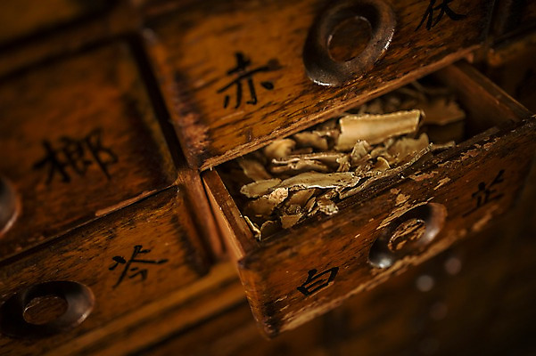 포토 JPG 실내 사람없음 아웃포커스 한의학 한약재 빈티지 한약방 한약장 국내포토 컨셉 의학 촬영기법 내부 약재 서랍장 파일형식