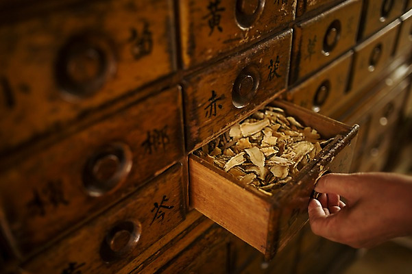 포토 JPG 손 노년 남자 실내 한명 손짓 신체부위 한의학 한국인 한약재 60대 한약방 한의사 꺼내기 한약장 노인남자한명만 국내포토 1 의학 모션 사람 동양인 성인 내부 의사 약재 서랍장 남자한명만 노인남자만 파일형식