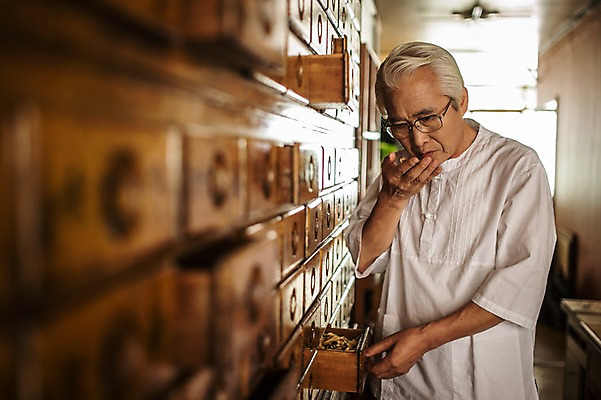 포토 JPG 노년 남자 한명 서기 상반신 앞모습 한의학 한국인 한약재 60대 냄새 한약방 한의사 선별작업 한약장 노인남자한명만 국내포토 1 뷰포인트 의학 모션 사람 동양인 성인 의사 약재 서랍장 남자한명만 노인남자만 파일형식