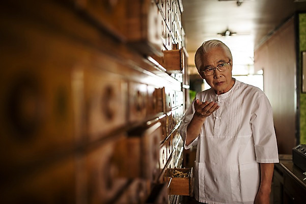 포토 JPG 노년 남자 한명 서기 상반신 앞모습 한의학 만지기 한국인 한약재 60대 한약방 한의사 선별작업 한약장 노인남자한명만 국내포토 1 뷰포인트 의학 모션 사람 동양인 성인 의사 약재 서랍장 남자한명만 노인남자만 파일형식