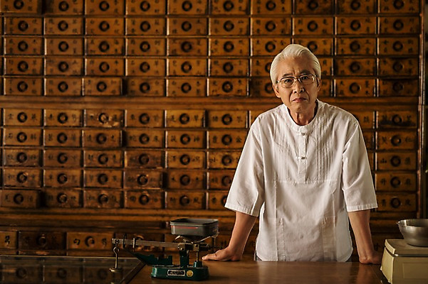 포토 JPG 응시 노년 남자 무표정 저울 한명 서기 상반신 앞모습 한의학 한국인 60대 한약방 한의사 계량기 작업대 한약장 노인남자한명만 국내포토 1 시선 감정 뷰포인트 의학 모션 표정 사람 동양인 성인 의사 서랍장 남자한명만 노인남자만 파일형식