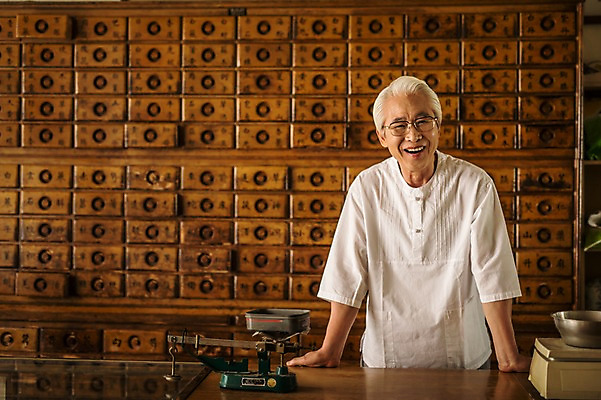 포토 JPG 노년 남자 저울 한명 서기 미소 상반신 앞모습 한의학 한국인 60대 한약방 한의사 계량기 작업대 한약장 노인남자한명만 국내포토 1 뷰포인트 의학 모션 표정 사람 동양인 성인 의사 서랍장 남자한명만 노인남자만 파일형식