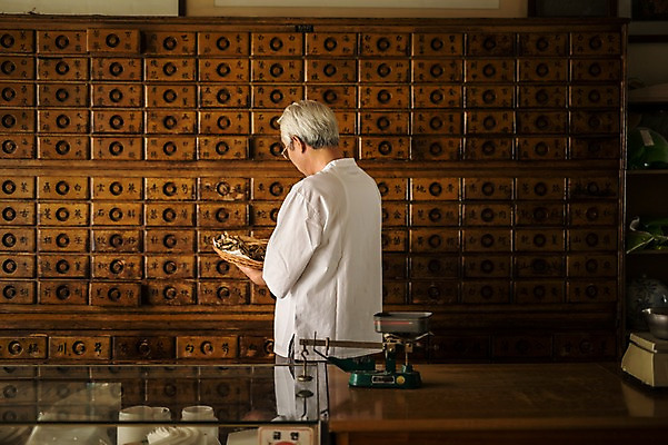 포토 JPG 노년 남자 한명 서기 들기 상반신 옆모습 한의학 한국인 한약재 60대 한약방 한의사 한약장 노인남자한명만 국내포토 1 뷰포인트 의학 모션 사람 동양인 성인 의사 약재 서랍장 남자한명만 노인남자만 파일형식