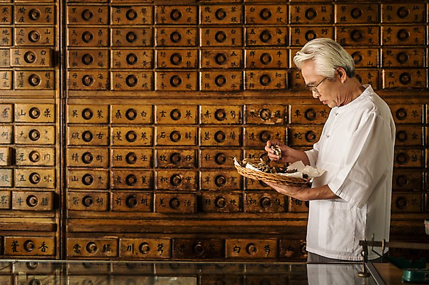 포토 JPG 노년 남자 한명 서기 들기 상반신 옆모습 한의학 만지기 한국인 한약재 60대 한약방 한의사 한약장 노인남자한명만 국내포토 1 뷰포인트 의학 모션 사람 동양인 성인 의사 약재 서랍장 남자한명만 노인남자만 파일형식