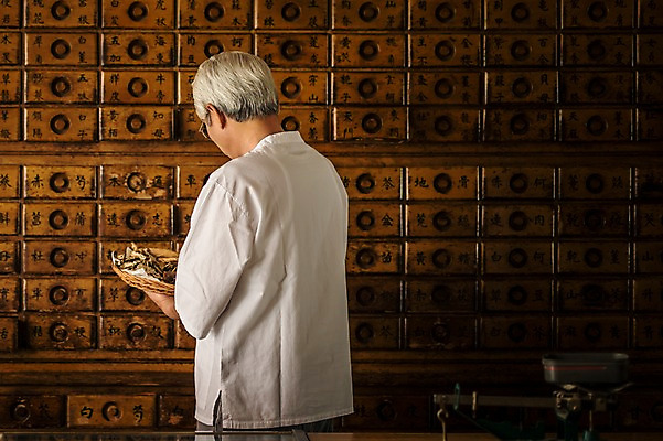 포토 JPG 노년 남자 한명 서기 들기 상반신 뒷모습 한의학 한국인 한약재 60대 한약방 한의사 한약장 노인남자한명만 국내포토 1 뷰포인트 의학 모션 사람 동양인 성인 의사 약재 서랍장 남자한명만 노인남자만 파일형식