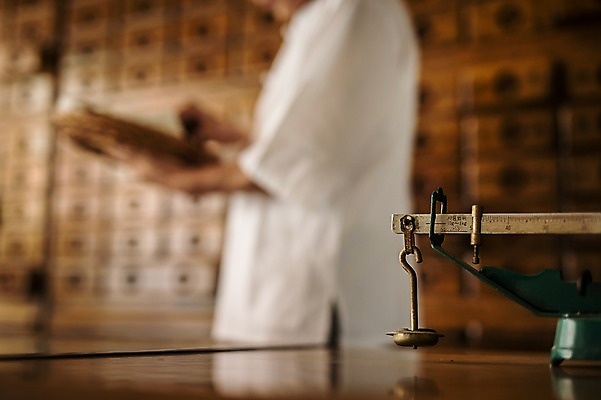 포토 JPG 노년 남자 한명 서기 들기 상반신 옆모습 아웃포커스 한의학 한국인 한약재 60대 한약방 한의사 한약장 노인남자한명만 국내포토 1 뷰포인트 의학 모션 촬영기법 사람 동양인 성인 의사 약재 서랍장 남자한명만 노인남자만 파일형식