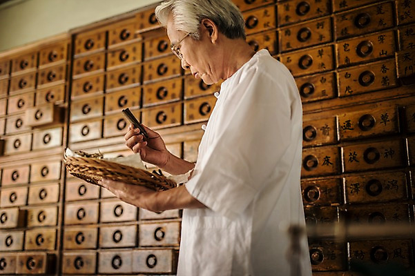 포토 JPG 노년 남자 한명 서기 들기 상반신 옆모습 한의학 만지기 한국인 한약재 60대 한약방 한의사 한약장 노인남자한명만 국내포토 1 뷰포인트 의학 모션 사람 동양인 성인 의사 약재 서랍장 남자한명만 노인남자만 파일형식