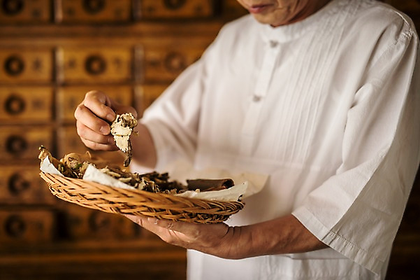 포토 JPG 노년 남자 한명 서기 들기 상반신 옆모습 한의학 만지기 한국인 한약재 60대 한약방 한의사 한약장 노인남자한명만 국내포토 1 뷰포인트 의학 모션 사람 동양인 성인 의사 약재 서랍장 남자한명만 노인남자만 파일형식
