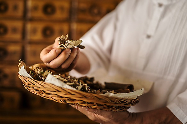 포토 JPG 노년 남자 한명 서기 들기 상반신 옆모습 한의학 만지기 한국인 한약재 60대 한약방 한의사 한약장 노인남자한명만 국내포토 1 뷰포인트 의학 모션 사람 동양인 성인 의사 약재 서랍장 남자한명만 노인남자만 파일형식