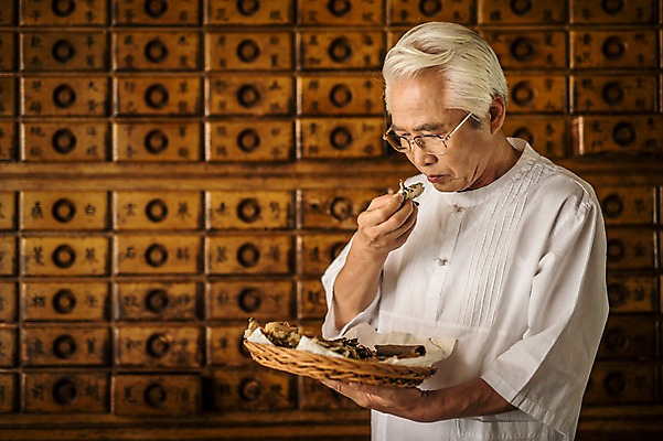 포토 JPG 노년 남자 한명 서기 들기 상반신 앞모습 한의학 한국인 한약재 60대 냄새 한약방 한의사 선별작업 한약장 노인남자한명만 국내포토 1 뷰포인트 의학 모션 사람 동양인 성인 의사 약재 서랍장 남자한명만 노인남자만 파일형식