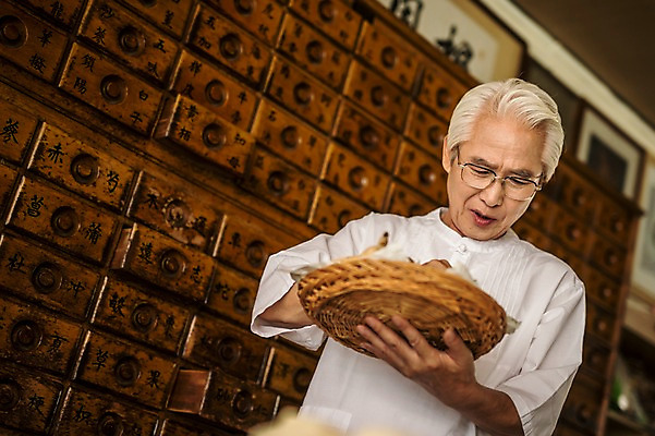 포토 JPG 노년 남자 실내 한명 서기 들기 상반신 앞모습 한의학 한국인 한약재 60대 한약방 한의사 한약장 노인남자한명만 국내포토 1 뷰포인트 의학 모션 사람 동양인 성인 내부 의사 약재 서랍장 남자한명만 노인남자만 파일형식