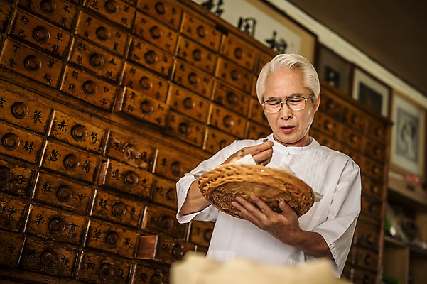 포토 JPG 노년 남자 실내 한명 서기 들기 상반신 앞모습 한의학 한국인 한약재 60대 한약방 한의사 한약장 노인남자한명만 국내포토 1 뷰포인트 의학 모션 사람 동양인 성인 내부 의사 약재 서랍장 남자한명만 노인남자만 파일형식