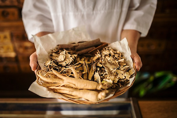 포토 JPG 노년 남자 실내 한명 서기 들기 상반신 앞모습 한의학 한국인 한약재 60대 한약방 한의사 노인남자한명만 국내포토 1 뷰포인트 의학 모션 사람 동양인 성인 내부 의사 약재 남자한명만 노인남자만 파일형식