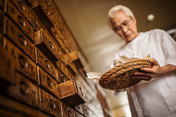 포토 JPG 노년 남자 로우앵글 실내 한명 서기 들기 상반신 앞모습 한의학 한국인 한약재 60대 한약방 한의사 한약장 노인남자한명만 국내포토 1 뷰포인트 의학 모션 사람 동양인 성인 내부 의사 약재 서랍장 남자한명만 노인남자만 파일형식