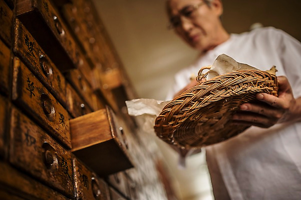 포토 JPG 노년 남자 로우앵글 실내 한명 서기 들기 상반신 앞모습 한의학 한국인 한약재 60대 한약방 한의사 한약장 노인남자한명만 국내포토 1 뷰포인트 의학 모션 사람 동양인 성인 내부 의사 약재 서랍장 남자한명만 노인남자만 파일형식