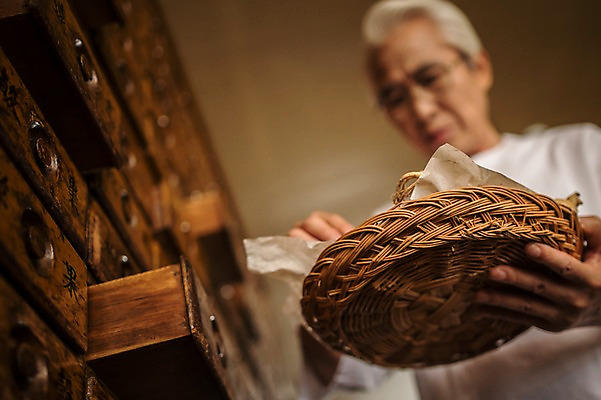 포토 JPG 노년 남자 로우앵글 실내 한명 서기 들기 상반신 앞모습 한의학 한국인 한약재 60대 한약방 한의사 한약장 노인남자한명만 국내포토 1 뷰포인트 의학 모션 사람 동양인 성인 내부 의사 약재 서랍장 남자한명만 노인남자만 파일형식