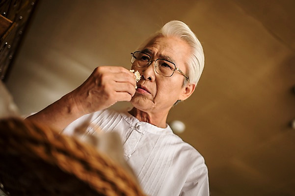 포토 JPG 노년 남자 실내 한명 서기 들기 상반신 앞모습 한의학 한국인 한약재 60대 냄새 한약방 한의사 선별작업 노인남자한명만 국내포토 1 뷰포인트 의학 모션 사람 동양인 성인 내부 의사 약재 남자한명만 노인남자만 파일형식