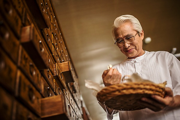 포토 JPG 노년 남자 실내 한명 서기 미소 들기 상반신 앞모습 한의학 한국인 한약재 60대 한약방 한의사 한약장 노인남자한명만 국내포토 1 뷰포인트 의학 모션 표정 사람 동양인 성인 내부 의사 약재 서랍장 남자한명만 노인남자만 파일형식