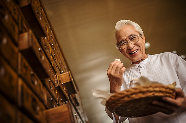 포토 JPG 노년 남자 실내 한명 서기 미소 들기 상반신 앞모습 한의학 한국인 한약재 60대 한약방 한의사 한약장 노인남자한명만 국내포토 1 뷰포인트 의학 모션 표정 사람 동양인 성인 내부 의사 약재 서랍장 남자한명만 노인남자만 파일형식
