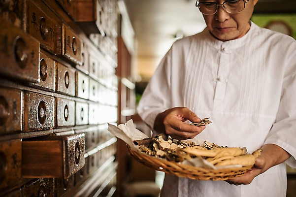 포토 JPG 노년 남자 실내 한명 서기 들기 상반신 앞모습 한의학 한국인 한약재 60대 한약방 한의사 한약장 노인남자한명만 국내포토 1 뷰포인트 의학 모션 사람 동양인 성인 내부 의사 약재 서랍장 남자한명만 노인남자만 파일형식