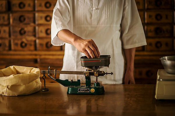 포토 JPG 노년 남자 실내 저울 한명 서기 손짓 상반신 앞모습 한의학 한국인 한약재 무게 60대 한약방 한의사 계량기 계량 한약장 노인남자한명만 국내포토 1 뷰포인트 의학 모션 사람 동양인 성인 내부 의사 약재 서랍장 남자한명만 노인남자만 파일형식